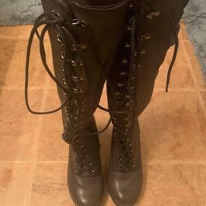 Heeled lace up boots
